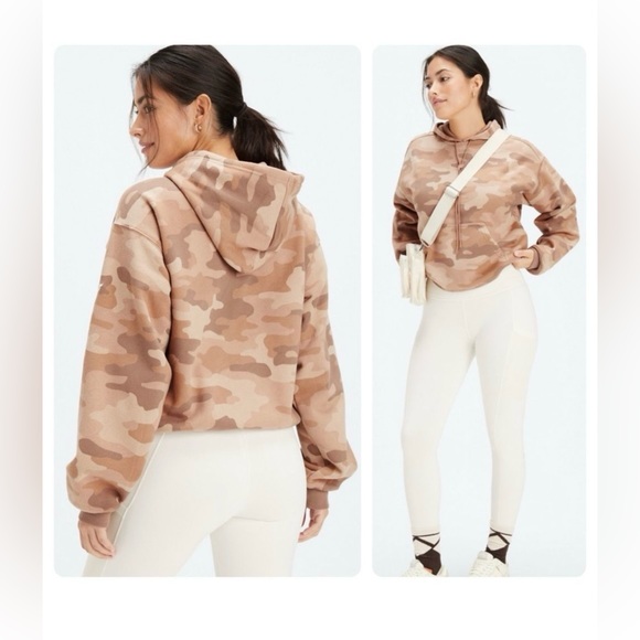 Fabletics outfit;White legging, high impact, regular length and camo hoodie (S) - Picture 1 of 8